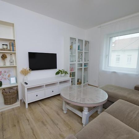 Central Apartment - Folk District Bratislava Eksteriør billede