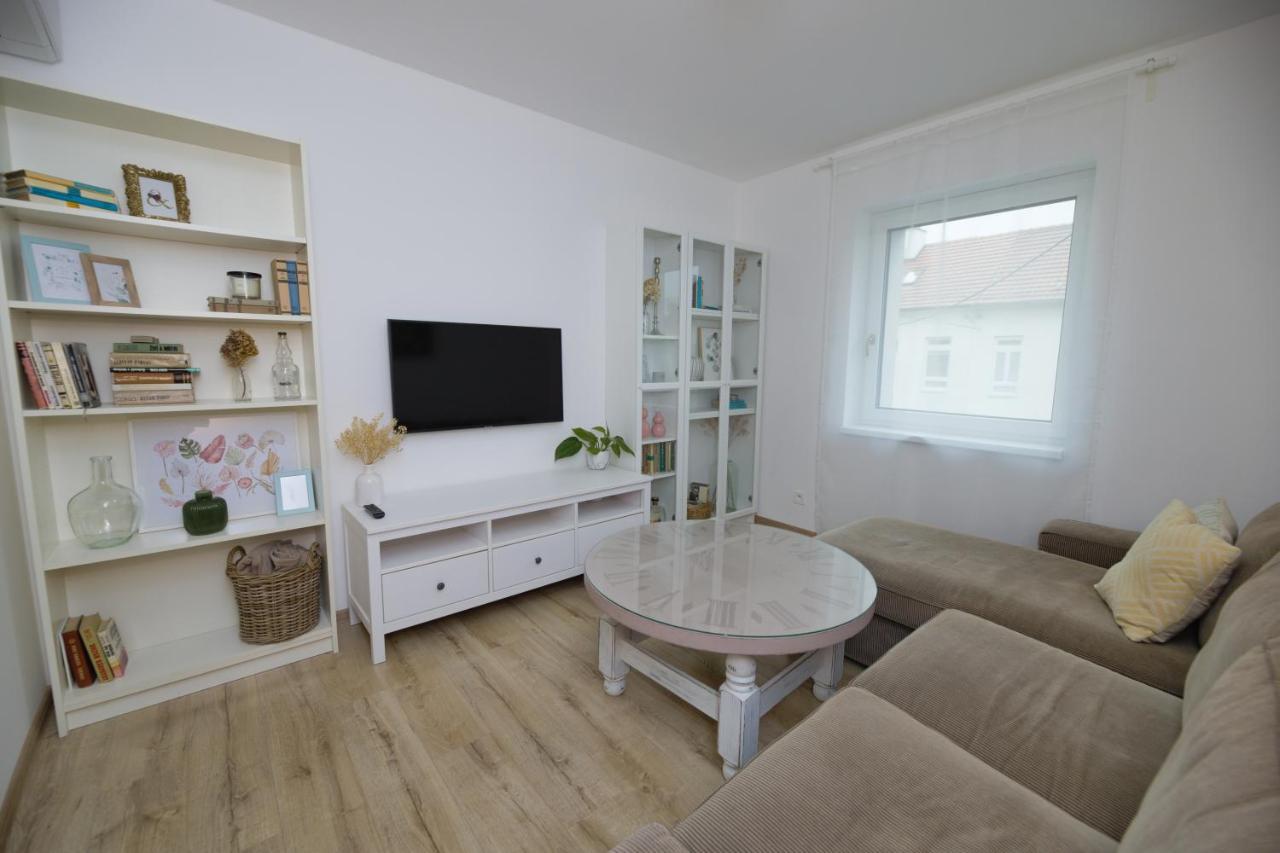 Central Apartment - Folk District Bratislava Eksteriør billede